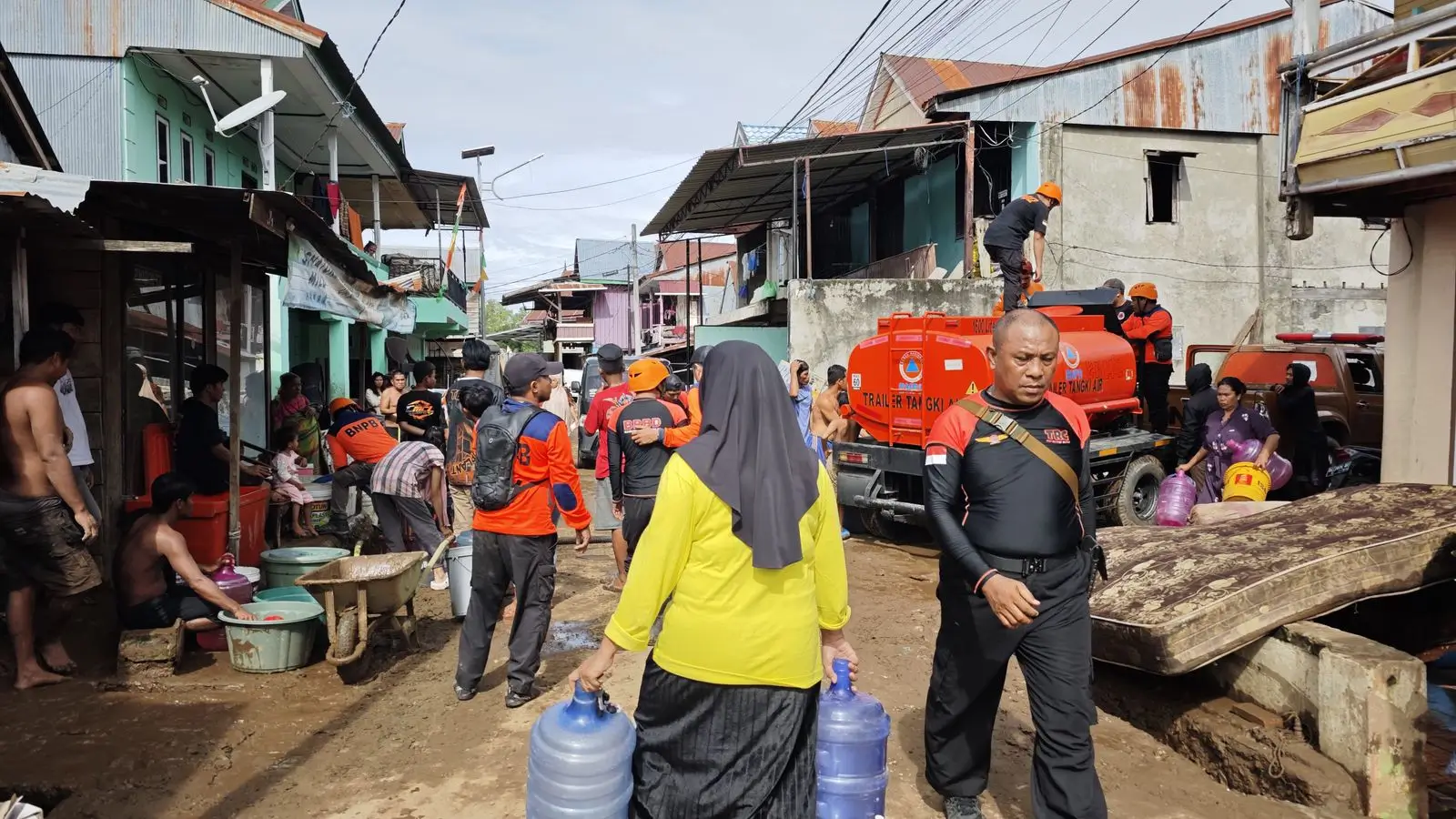 [UPDATE] - Bansor di Kabupaten Mamuju, Tim Gabungan Kerahkan Alat Berat untuk Buka Akses Jalan Terdampak